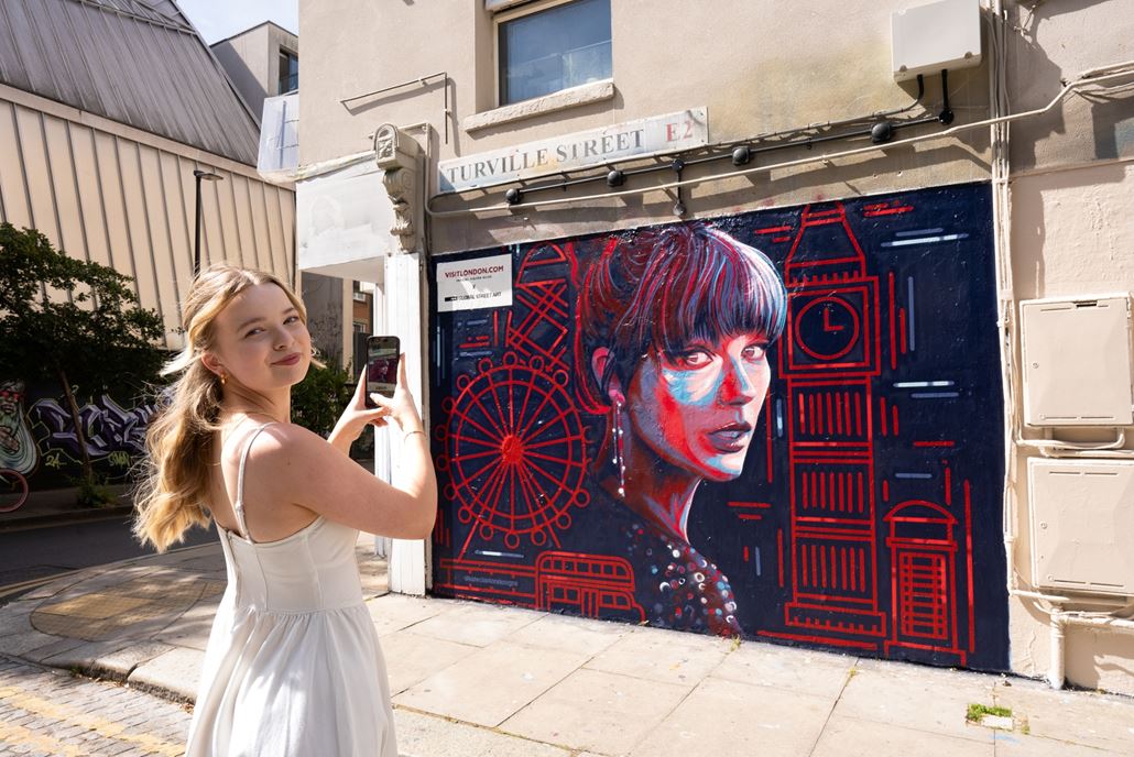New Taylor Swift fan mural unveiled in London