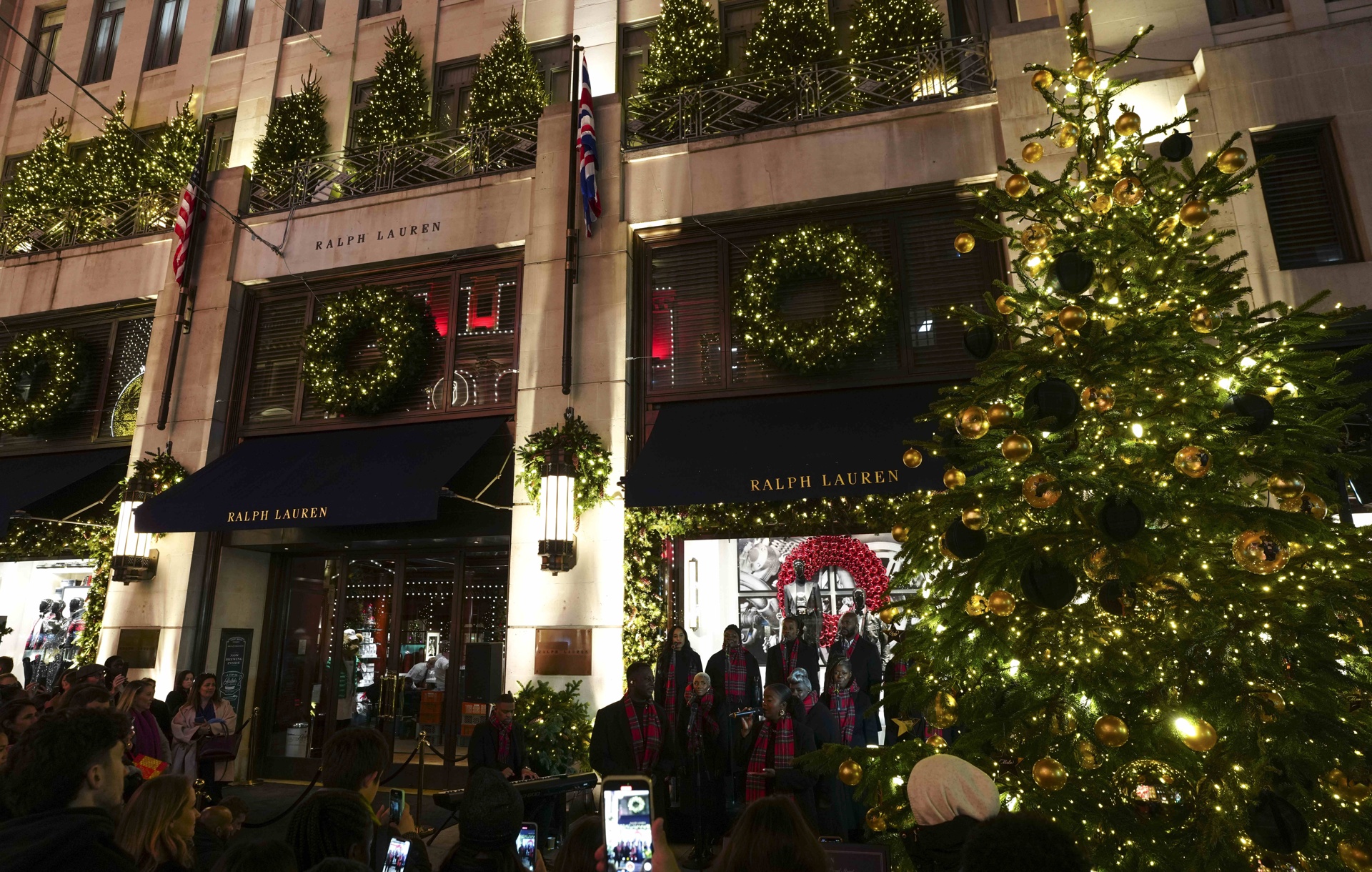 PinPep LondonChristmasWindows 055